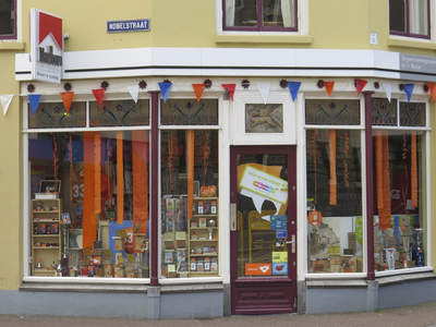 906236 Gezicht op de winkelpui van het winkelhoekpand Nobelstraat 141 (Sigarenmagazijn In 't Vosje) te Utrecht, met ...